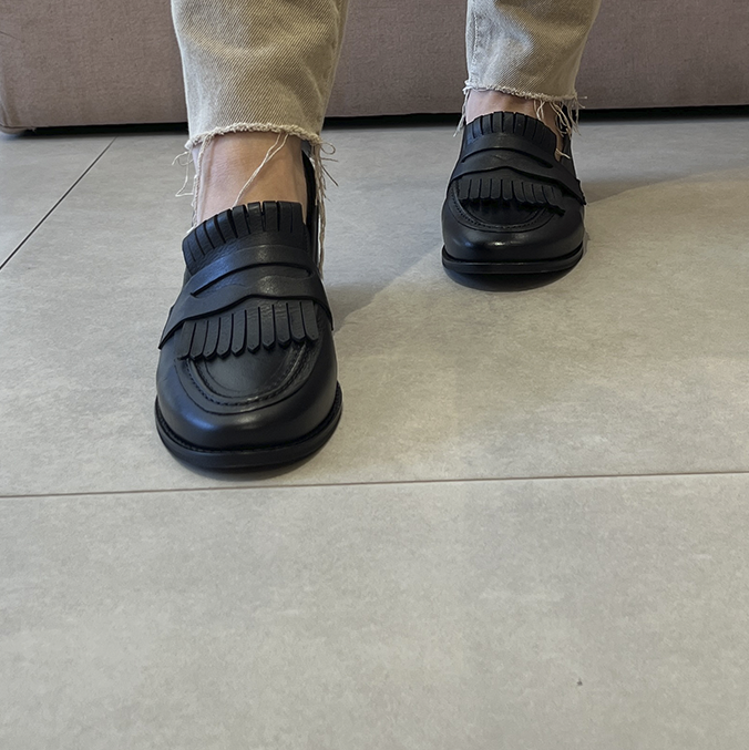 Mocassim Maura Preto: Detalhe em Franja e Couro Premium para o Inverno