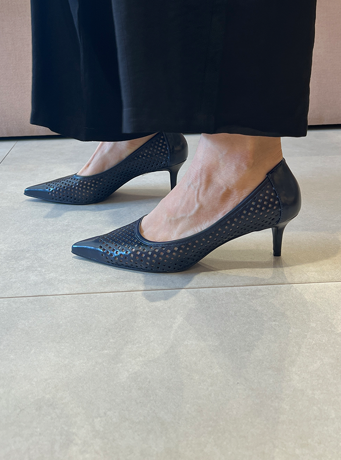 Scarpin Emma Azul com Vazados – Charme em cada detalhe