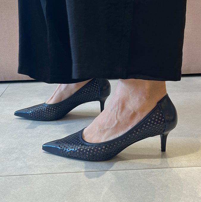Scarpin Emma Azul com Vazados – Charme em cada detalhe