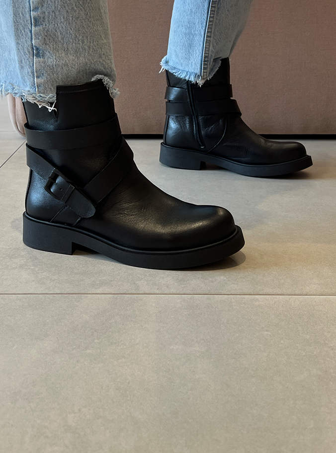 Bota Leila Preto com fivela e solado robusto