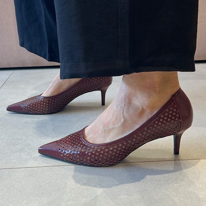 Scarpin Emma Vinho com Vazados – Charme em cada detalhe