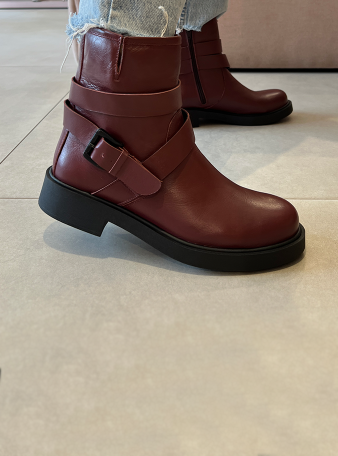 Bota Leila Vinho com fivela e solado robusto