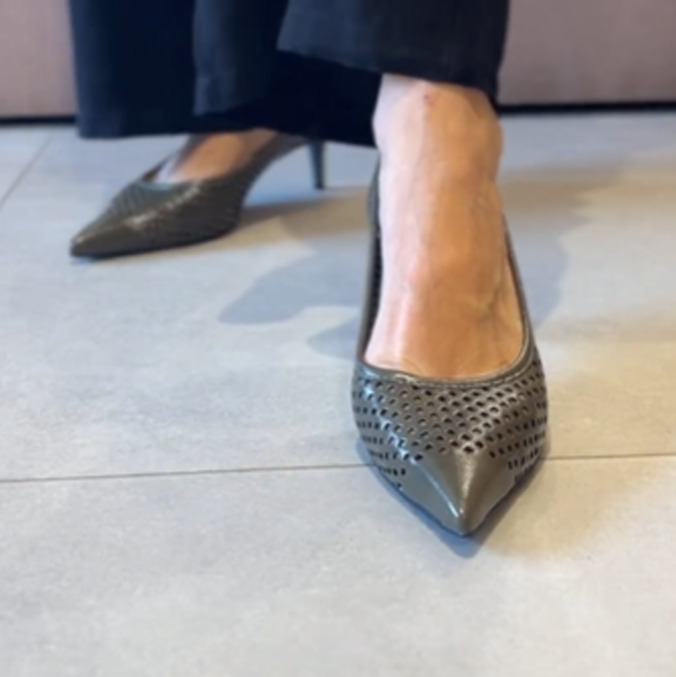 Scarpin Emma Verde com Vazados – Charme em cada detalhe