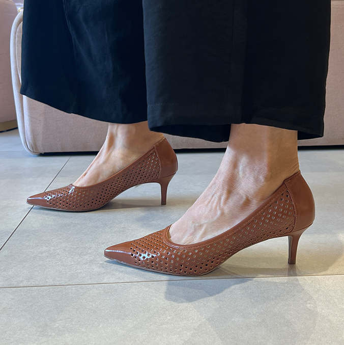 Scarpin Emma Caramelo com Vazados – Charme em cada detalhe