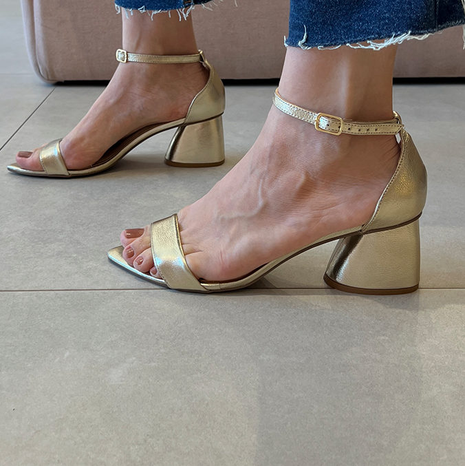 Sandália Liane Dourado Bico Fino e Design Moderno