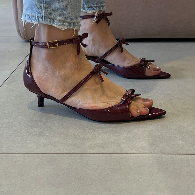 Sandália Lili Vinho Salto Baixo e Laços