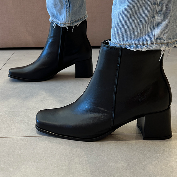 Bota Delli Couro Preto com Bico Quadrado e Salto Médio