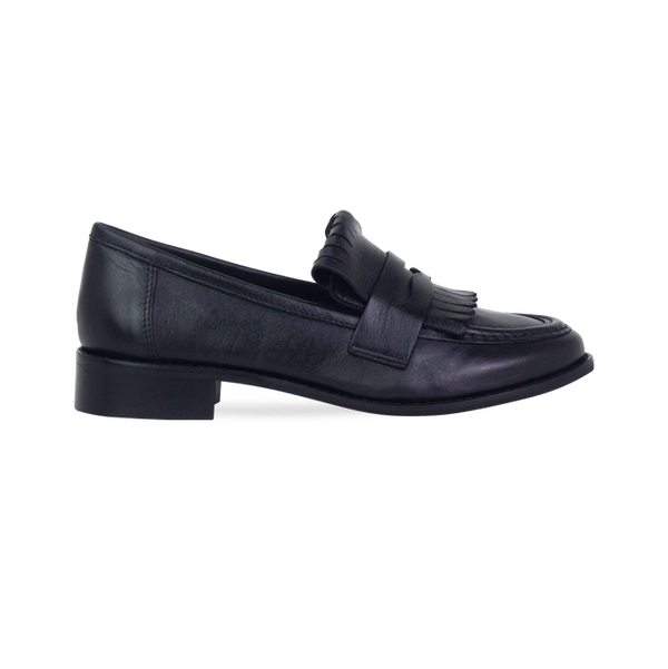 Mocassim Maura Preto: Detalhe em Franja e Couro Premium para o Inverno