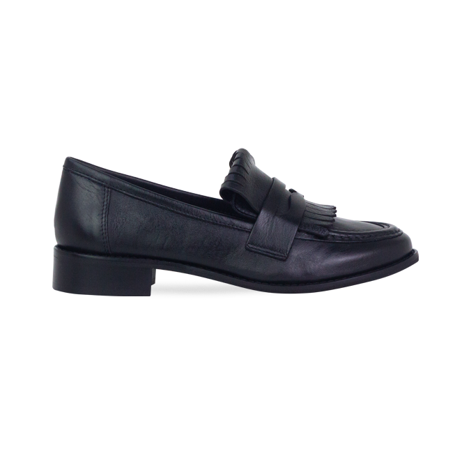 Mocassim Maura Preto: Detalhe em Franja e Couro Premium para o Inverno