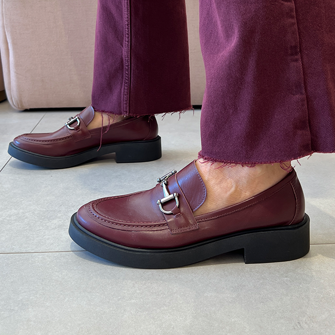 Mocassim Claudia Vinho com Bridão e Solado Trend – Couro Premium