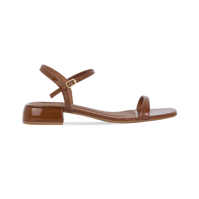 Sandália Regina Marrom com salto baixo e acabamento em verniz