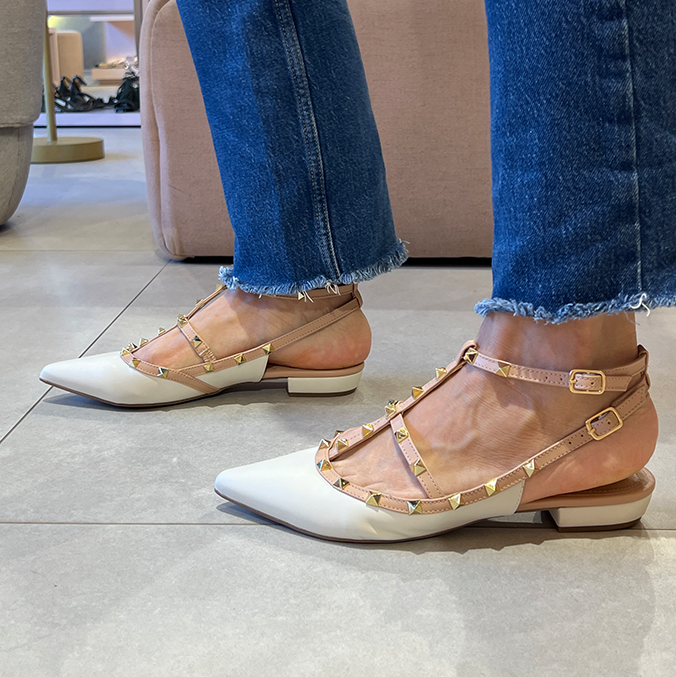 Sapatilhas Mona Flat Off White: Toque de Estilo com Pirâmides