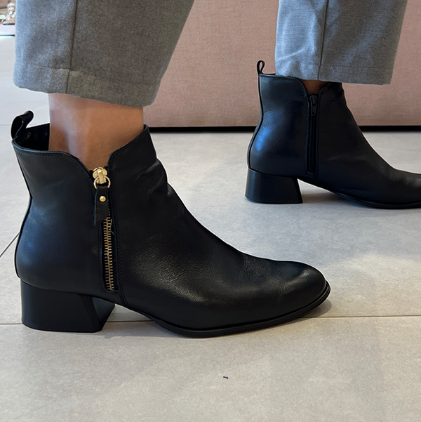 Botas Mirela Preto com salto 4cm e detalhe de zíper dourado