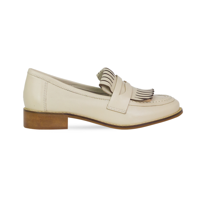 Mocassim Maura Off White: Detalhe em Franja e Couro Premium para o Inverno