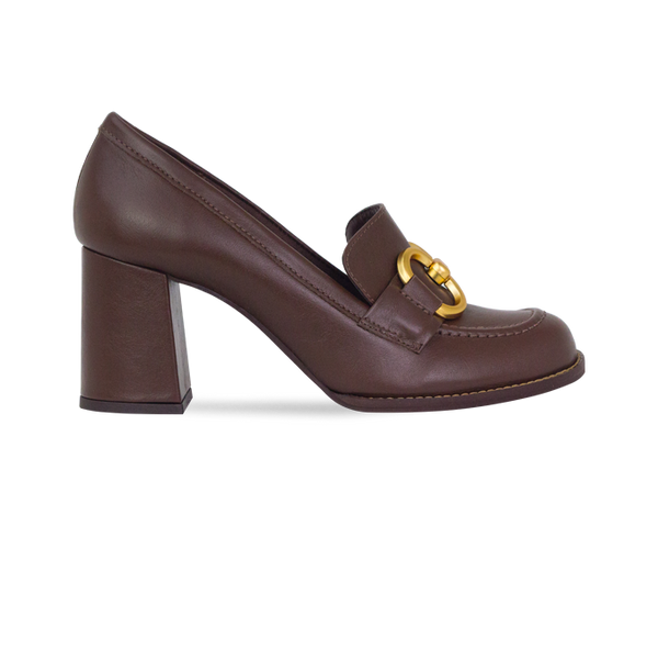 Scarpin Ester Marrom em Couro com Bridão Dourado e Salto de 7 cm