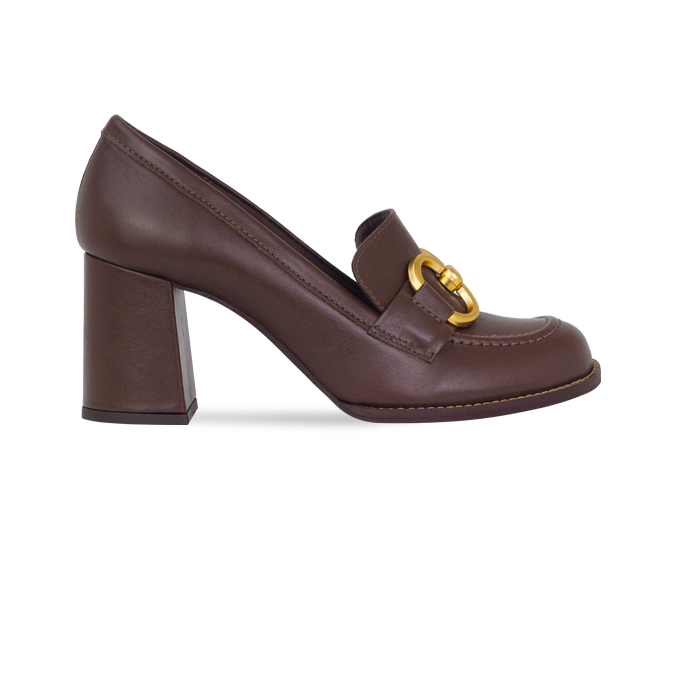Scarpin Ester Marrom em Couro com Bridão Dourado e Salto de 7 cm