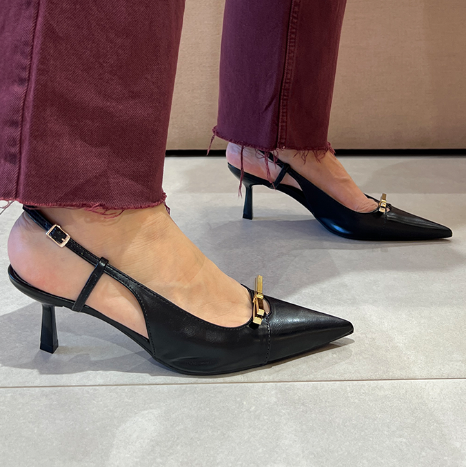 Scarpin Babi Preto salto de 6cm e Laço Metálico