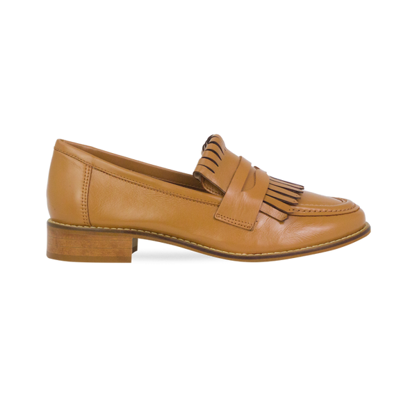 Mocassim Maura Caramelo: Detalhe em Franja e Couro Premium para o Inverno