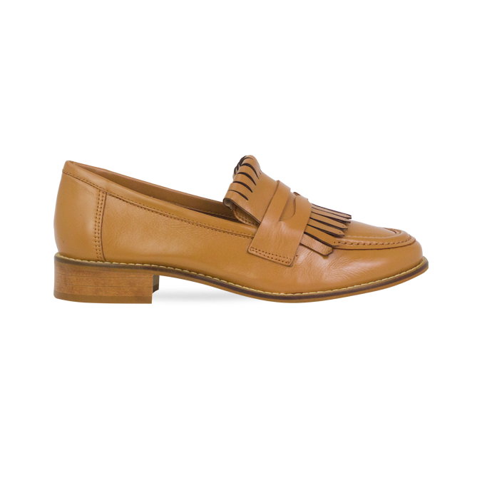Mocassim Maura Caramelo: Detalhe em Franja e Couro Premium para o Inverno