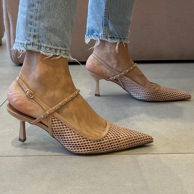 Scarpin Maite Nude: Detalhes em Tela e Cravos Cromados