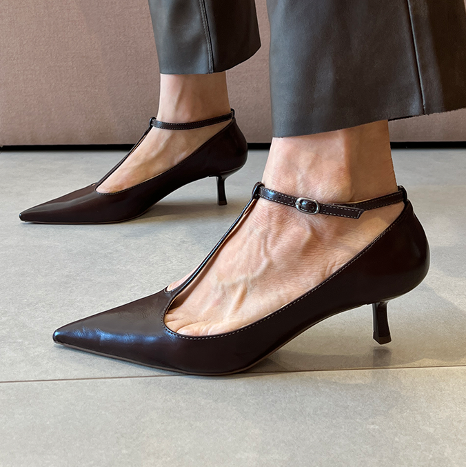 Scarpin Mia Marrom com T-Bar e Salto 5cm