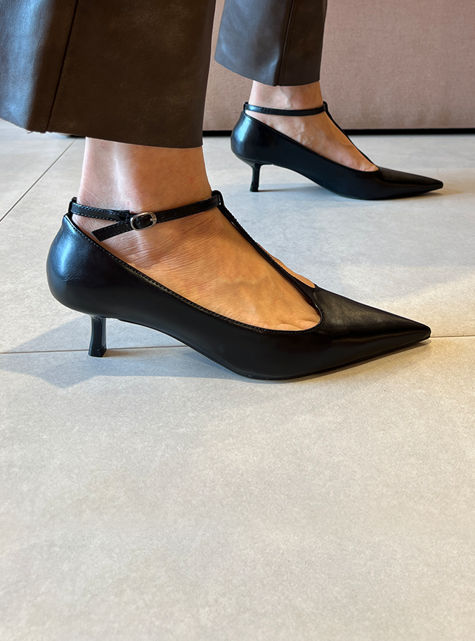 Scarpin Mia Preto com T-Bar e Salto 5cm