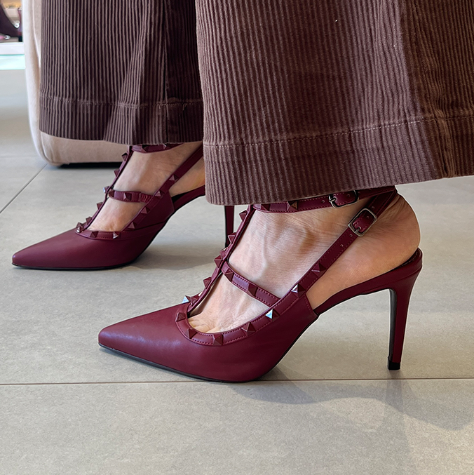 Scarpin Mona 8 Vinho com Tiras e Pirâmides