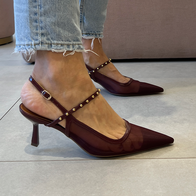 Scarpin Maite Vinho: Detalhes em Tela e Cravos Cromados
