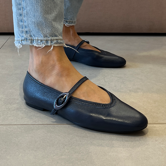 Sapatilha Uda em Couro Azul com Fivela Cromada – Elegância Atemporal
