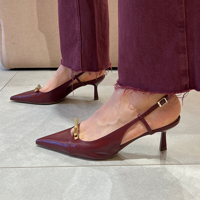 Scarpin Babi Vinho salto de 6cm e Laço Metálico