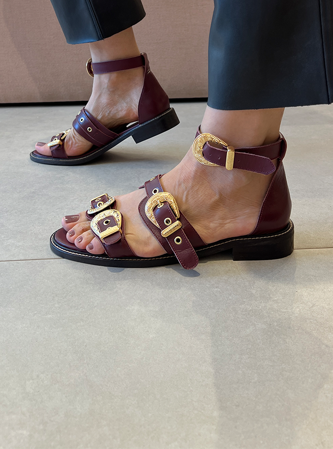 Rasteiras Zaira Vinho Couro Premium com Fivelas Estilo Western