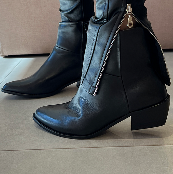 Bota Rebeca Preto Cano Médio em Couro Premium