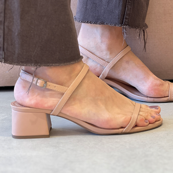Sandália Adele NP Nude – Elegância Minimalista com Salto Bloco 4cm