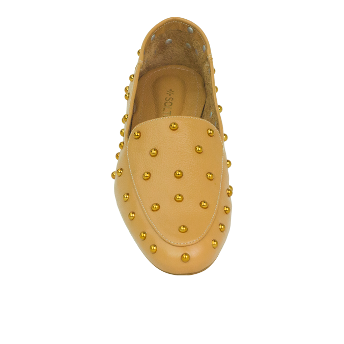 Mocassim Ruth New Caramelo com Esferas Cromadas – Couro Premium e Estilo Urbano