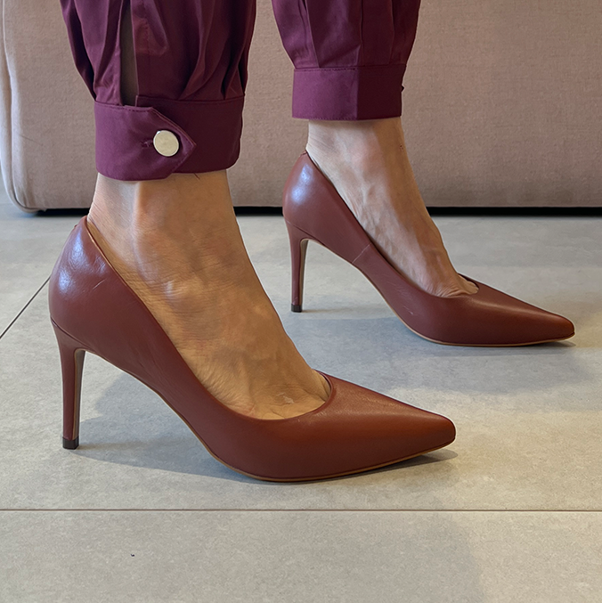 Scarpin Duci Whisky – Elegância Atemporal em Couro Premium