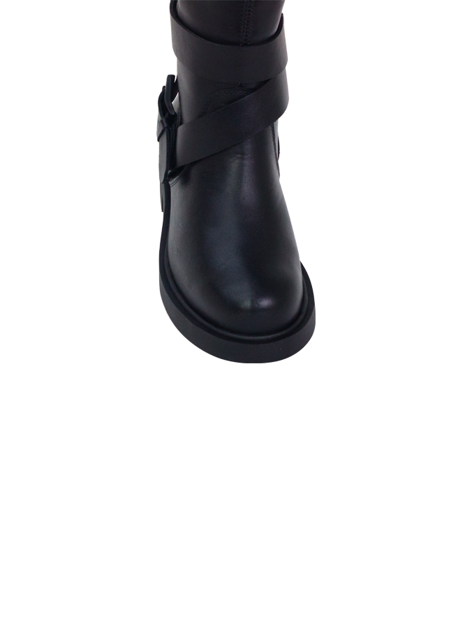 Bota Leila Preto com fivela e solado robusto