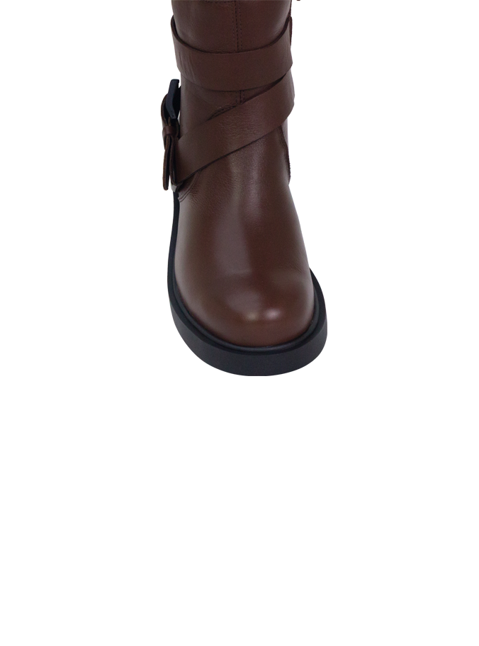 Bota Leila Marrom com fivela e solado robusto