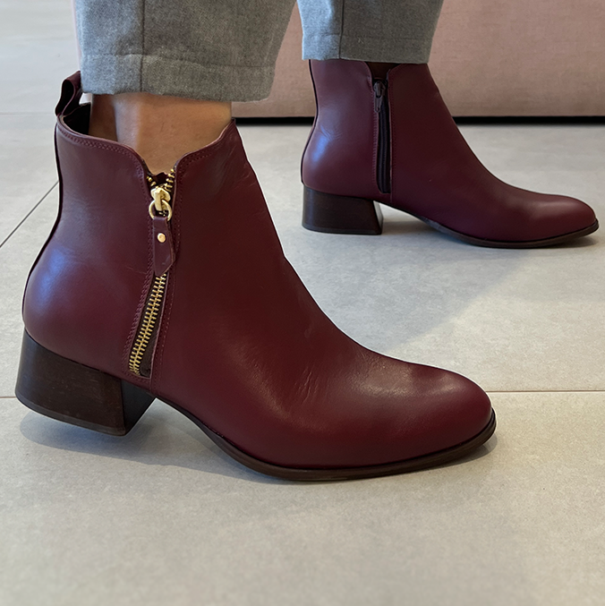 Botas Mirela Vinho com salto 4cm e detalhe de zíper dourado