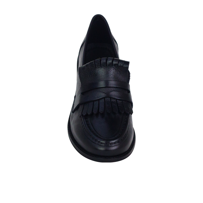 Mocassim Maura Preto: Detalhe em Franja e Couro Premium para o Inverno