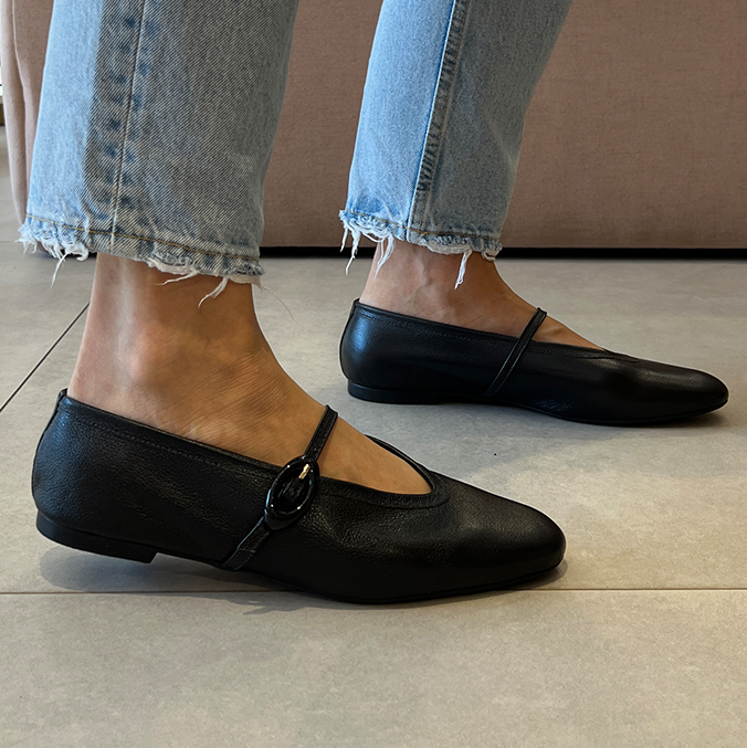 Sapatilha Uda em Couro Preto com Fivela Cromada – Elegância Atemporal