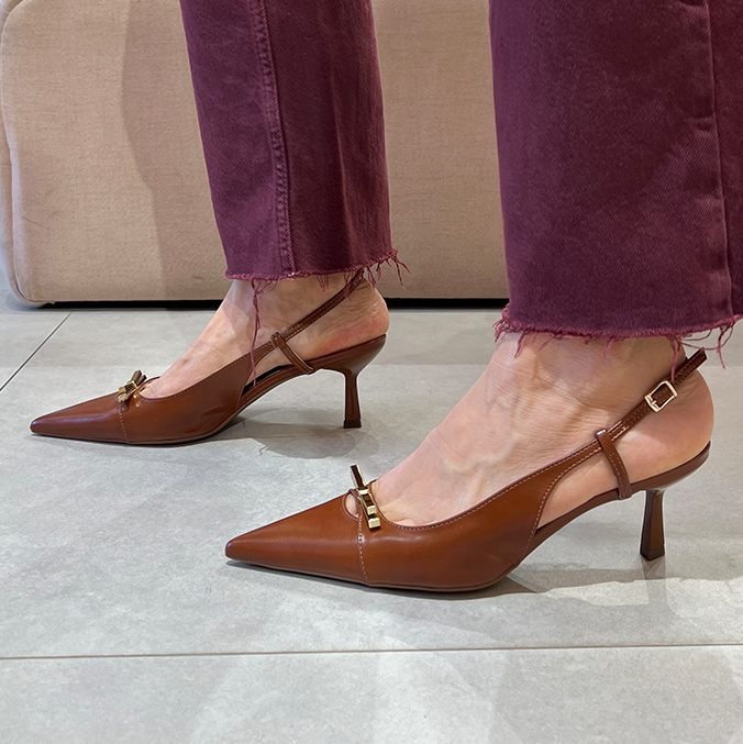 Scarpin Babi Whisky salto de 6cm e Laço Metálico