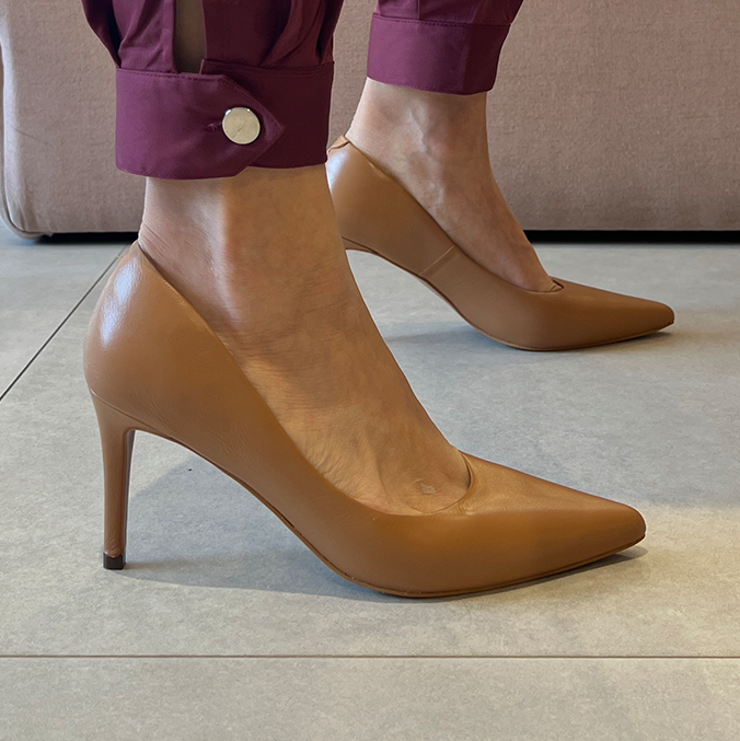 Scarpin Duci Caramelo – Elegância Atemporal em Couro Premium