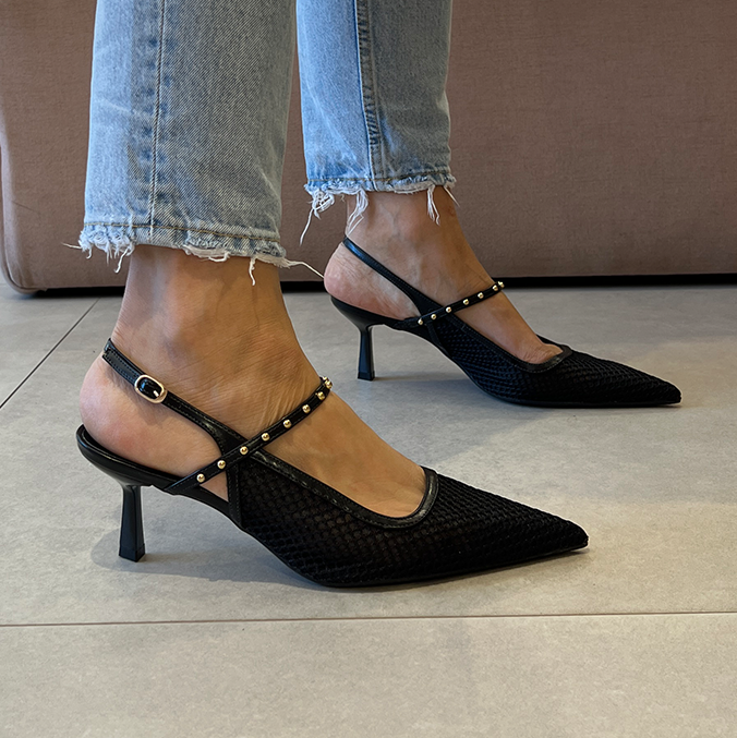 Scarpin Maite Preto: Detalhes em Tela e Cravos Cromados