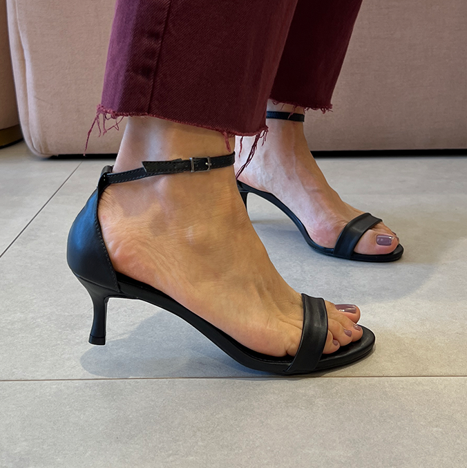 Sandália Carly NP Preto com salto baixo e design minimalista