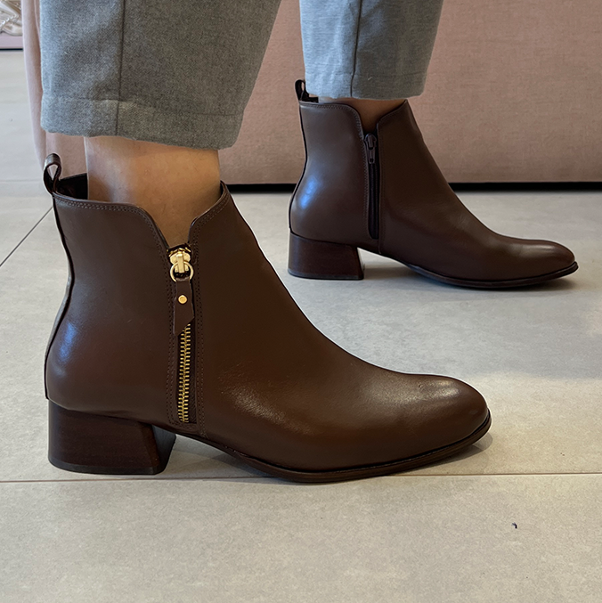 Botas Mirela Marrom com salto 4cm e detalhe de zíper dourado