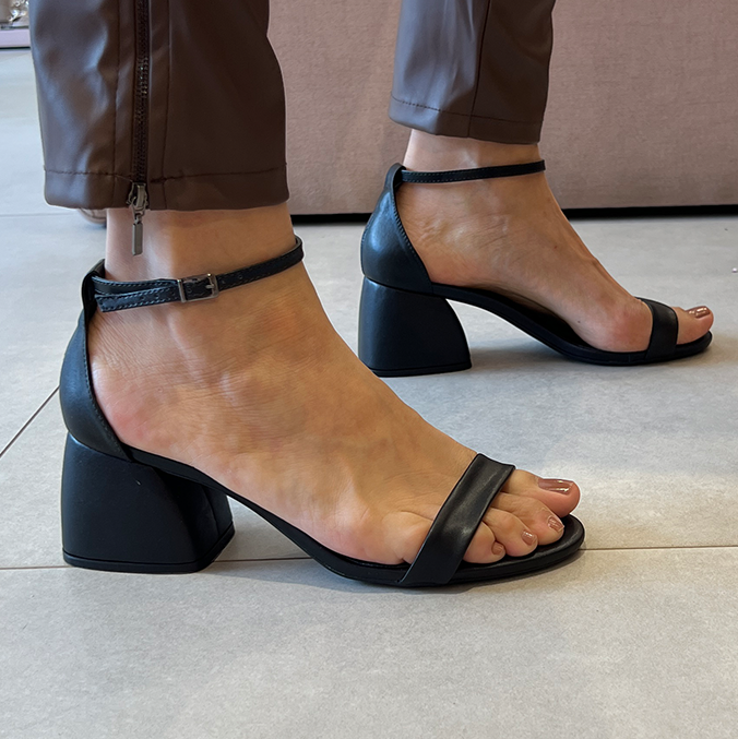 Sandálias Carly Low Preto – Essencial para Looks Sofisticados