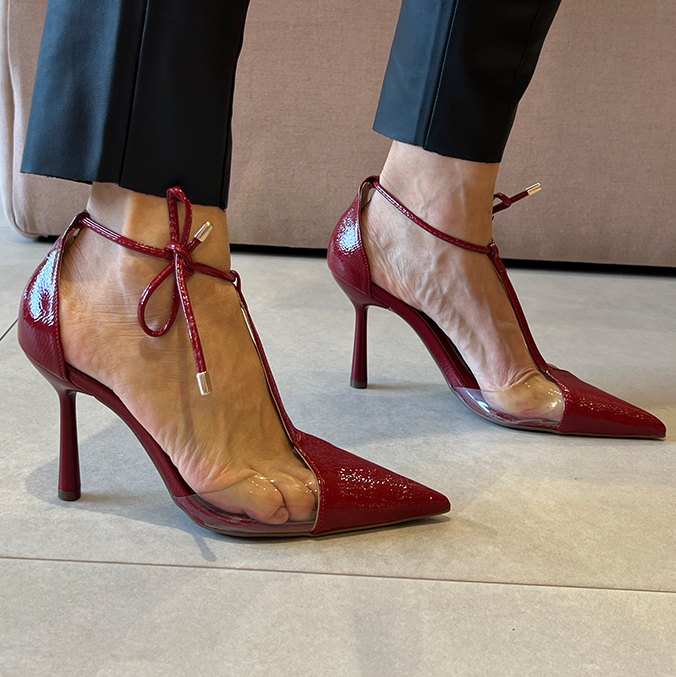 Scarpin Neiva Vermelho com Vinil e Amarração – Sofisticação que se Destaca
