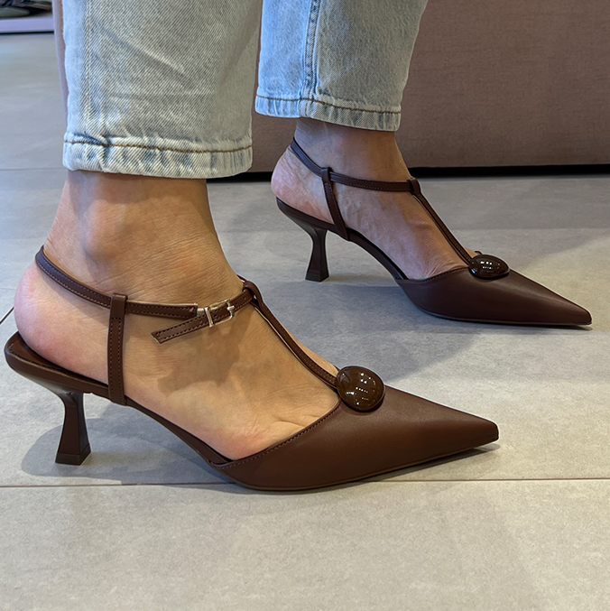 Scarpin Kiara Marrom com Detalhe Monocromático