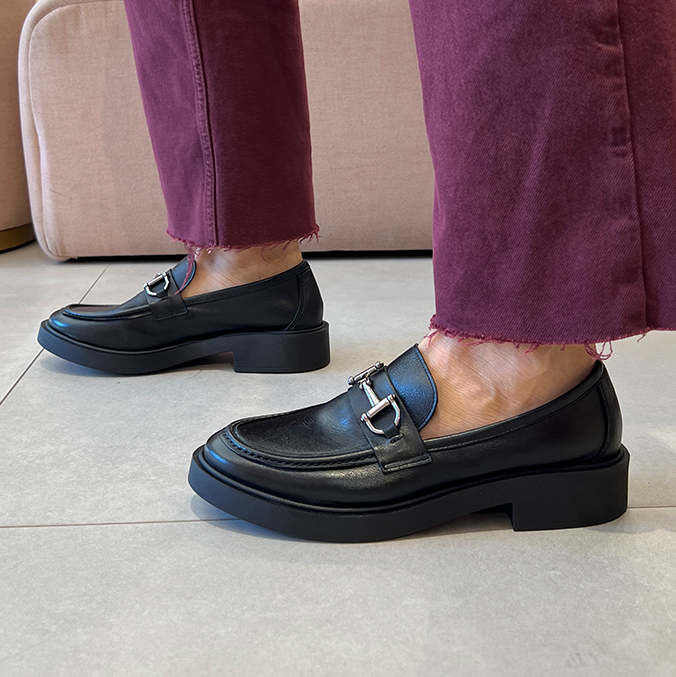 Mocassim Claudia Preto com Bridão e Solado Trend – Couro Premium