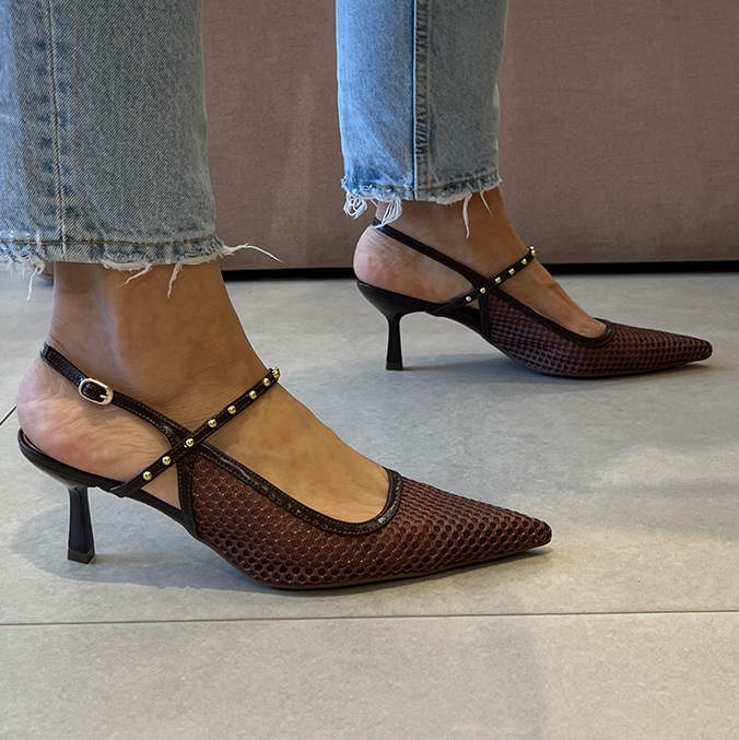 Scarpin Maite Marrom: Detalhes em Tela e Cravos Cromados